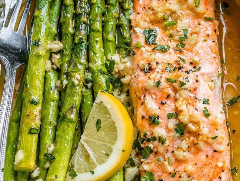 Foil Salmon and Asparagus in Garlic Sauce – Easy Salmon Recipe