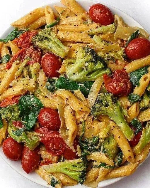 CHEESY PENNE WITH CHERRY TOMATOES, SPINACH AND BROCCOLI