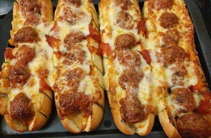 Meatballs in a bolognese sauce,then placed in a garlic bread topped with plenty of cheese