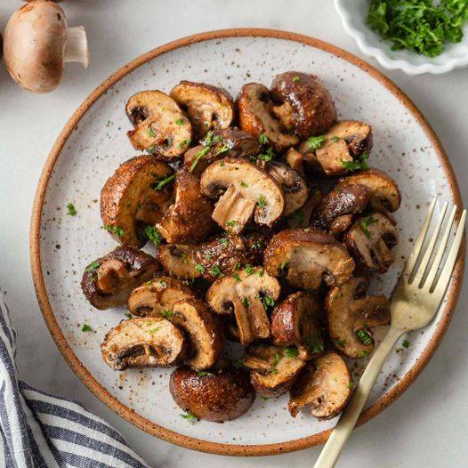AIR FRYER MUSHROOMS WITH GARLIC AND PARSLEY
